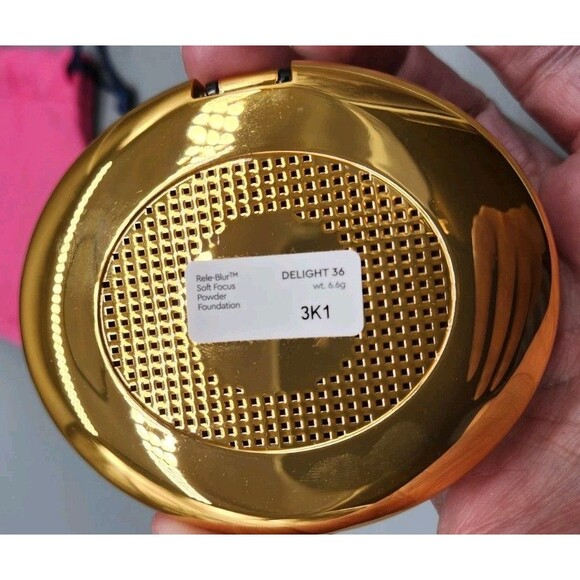 Relevant Delight 36 Rele-Blur Soft Focus Powder Foundation Compact - Picture 6 of 7